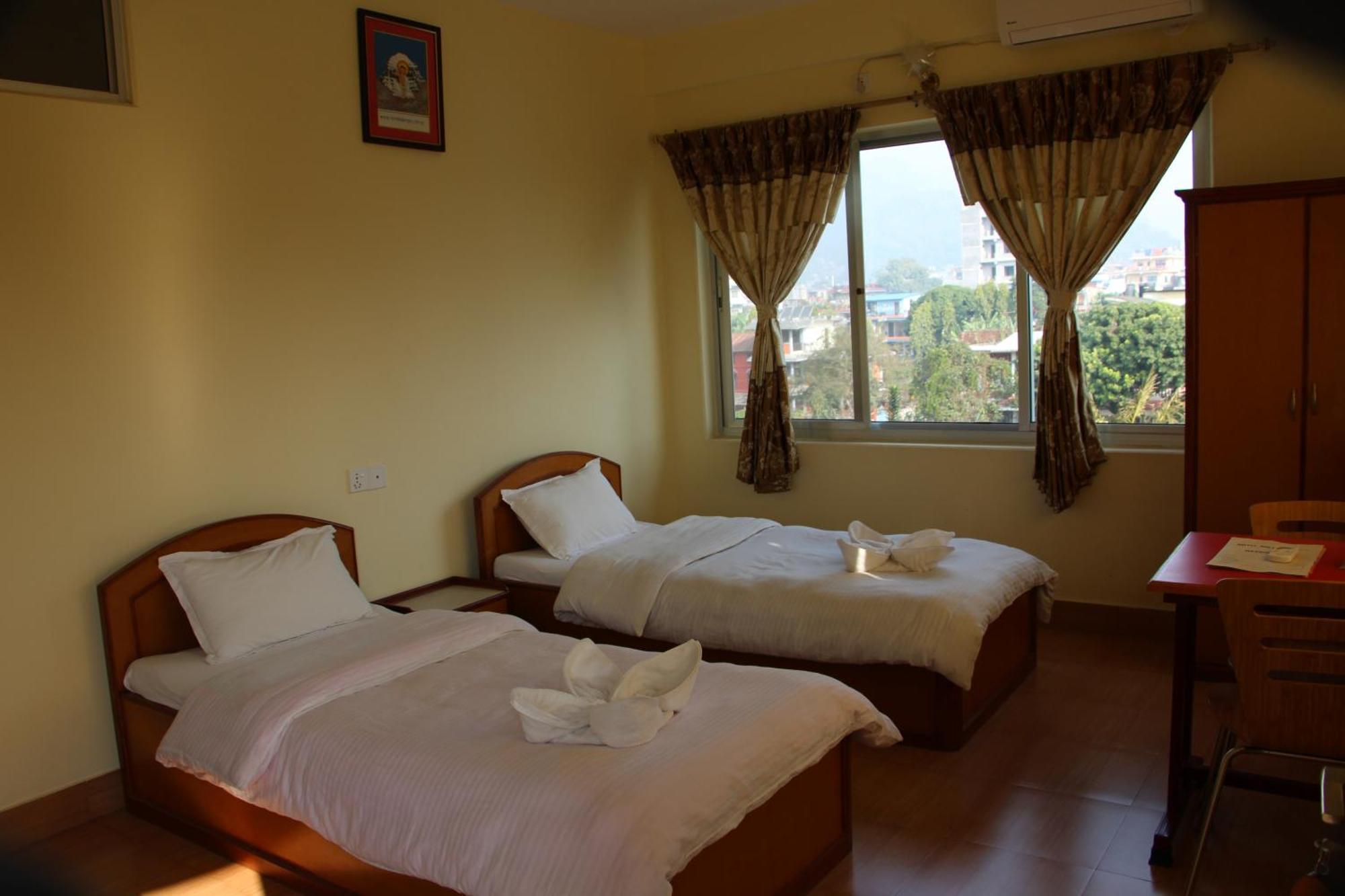 Hotel Milarepa Pokhara Habitación foto