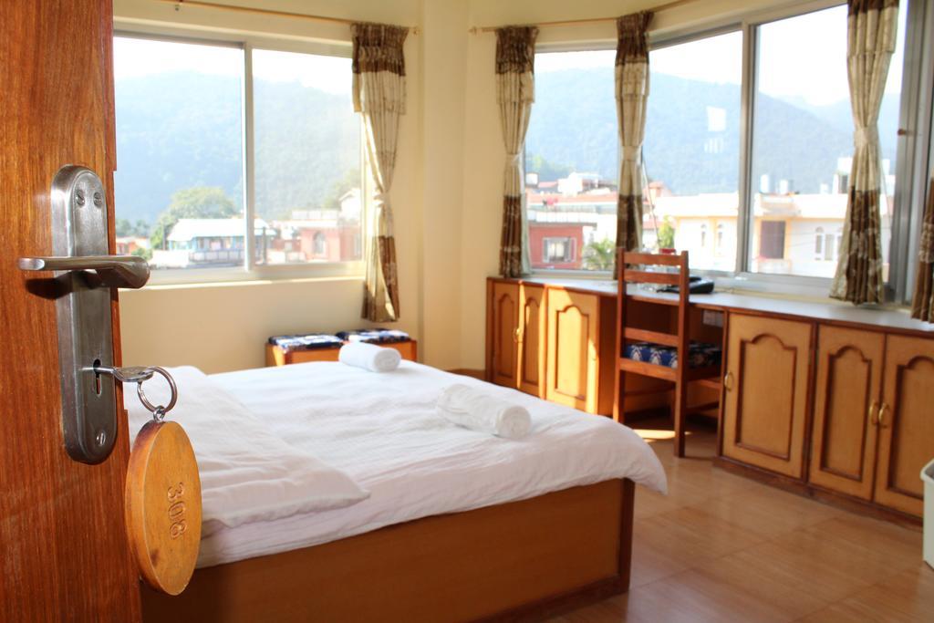 Hotel Milarepa Pokhara Habitación foto